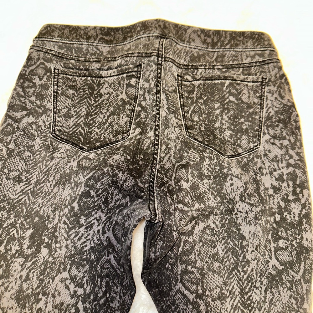 Style & co snakeskin print jegging size M